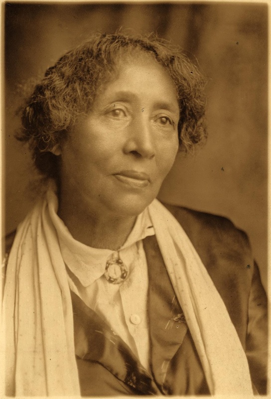 Lucy Eldine Gonzalez Parsons facing right.