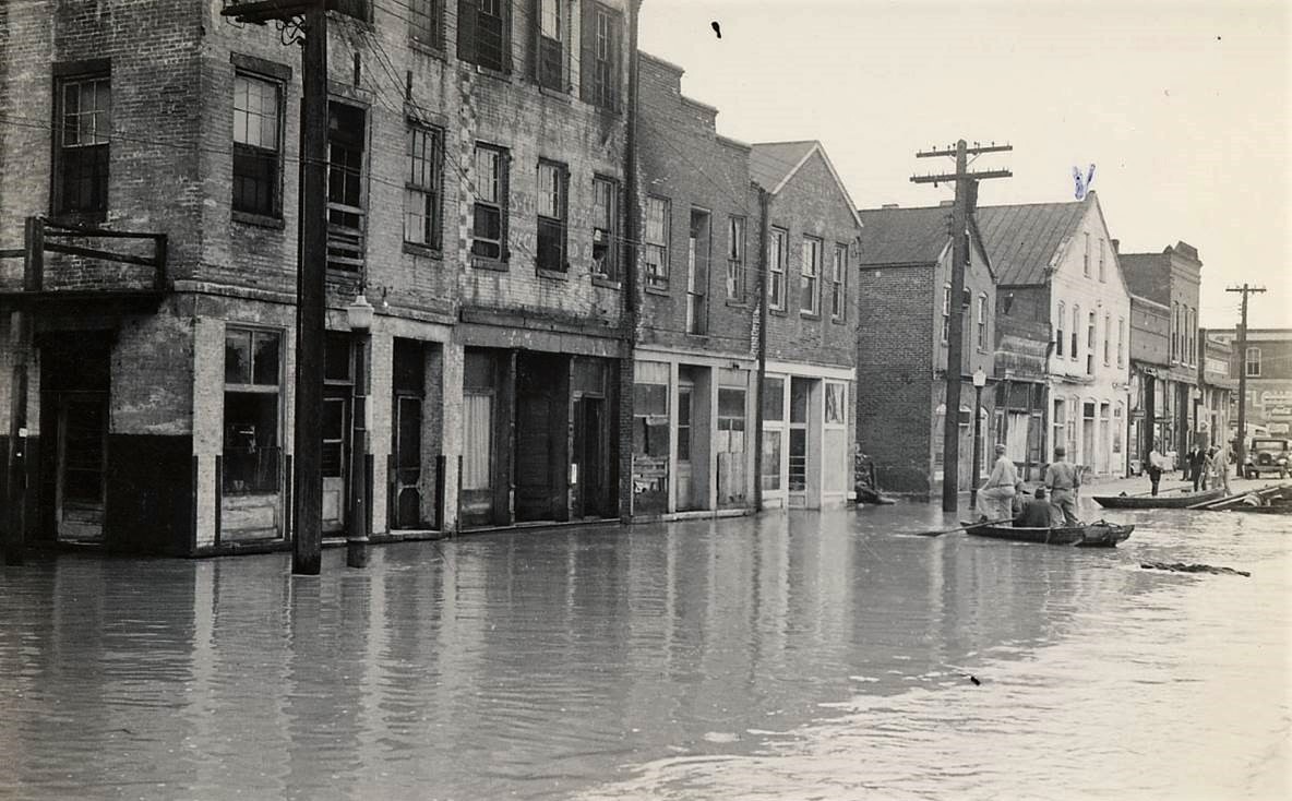 Photograph depicting Mississippi River flooding in Chester, Illinois, early twentieth century.
