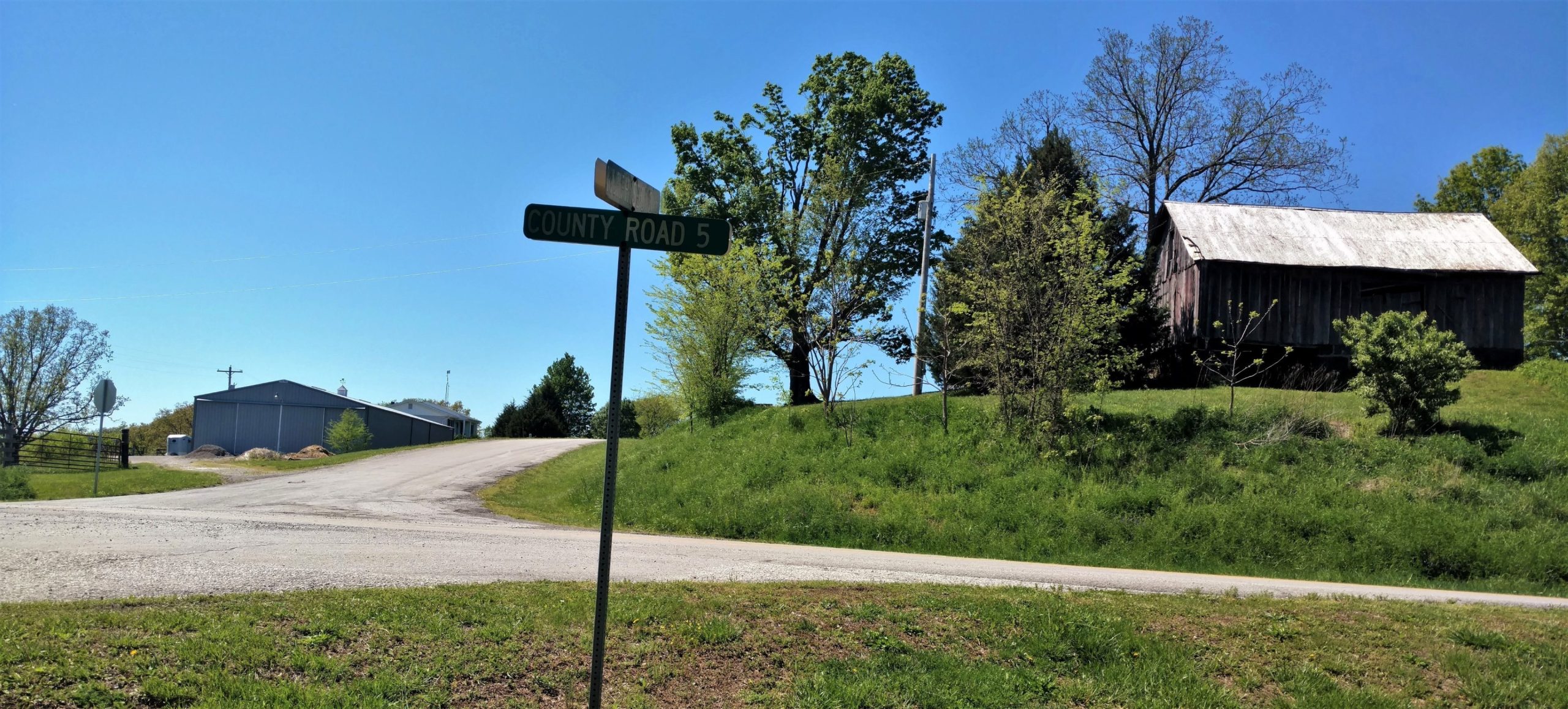 Photograph of the intersection of County Road 5 and Murphysboro Road, southeastern Randolph County, Illinois.