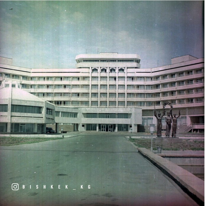 Historical photo of the Issyk-Kul Hotel in Bishkek in 1986, prior to its demolition.